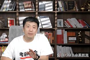 来个唇语专家！詹姆斯和库里赛前相谈甚欢